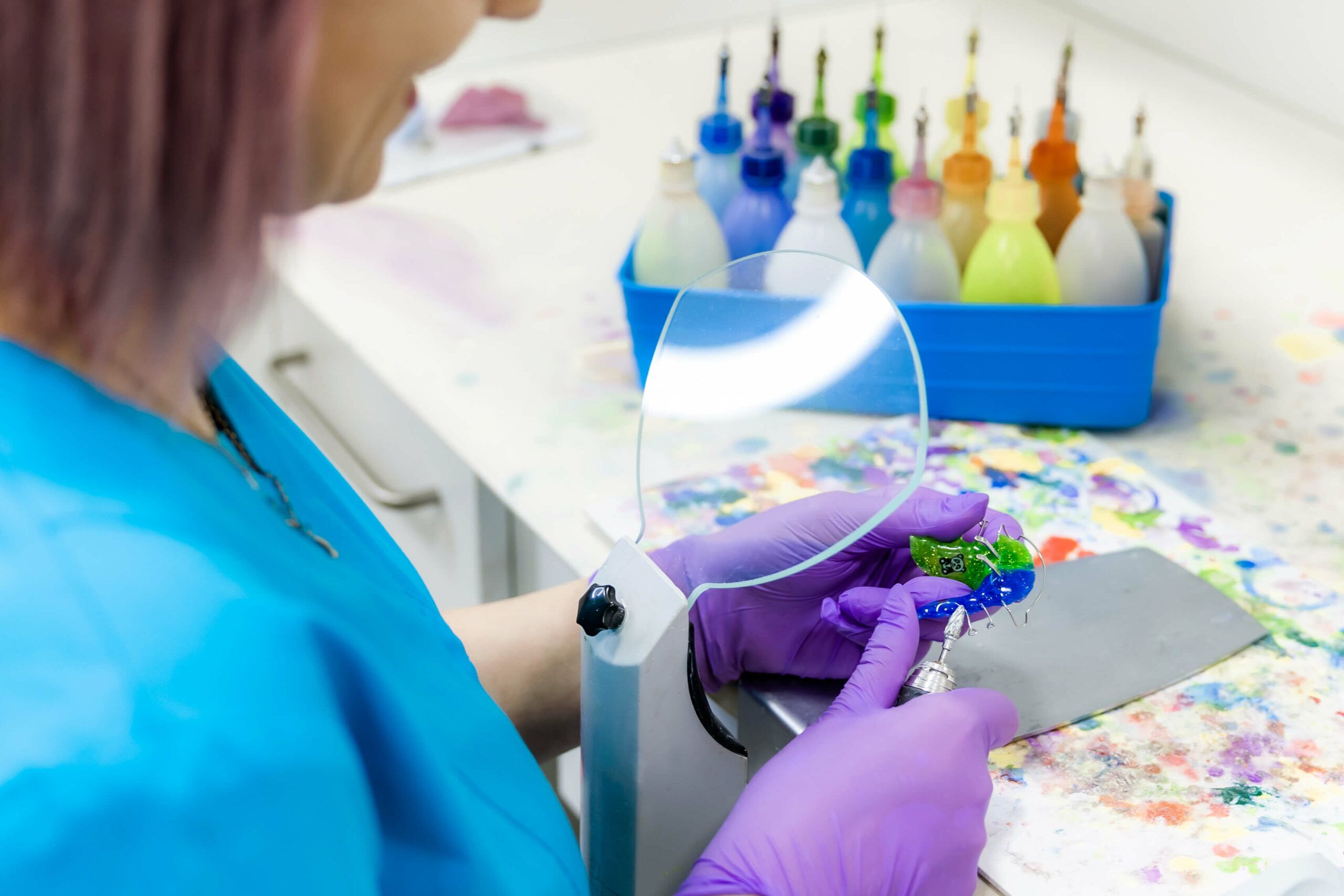 Mitarbeiterin im Labor